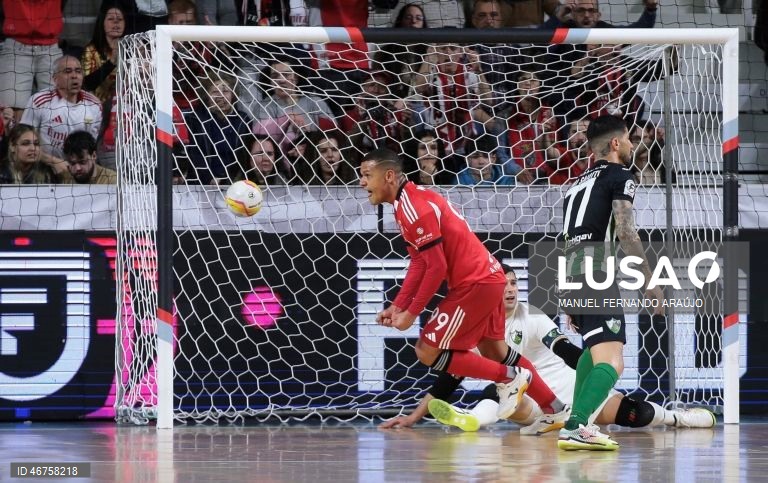 O jogador do Benfica Jacaré (E) festeja um golo obtido contra o Eléctrico durante o jogo da Final da Taça da Liga de futsal, realizado no Pavilhão Multiúsos de Gondomar, 15 de março de 2026. MANUEL FERNANDO ARAÚJO/LUSA