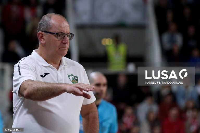 O treinador do Eléctrico Jorge Monteiro durante o jogo da Final da Taça da Liga de futsal contra o Benfica, realizado no Pavilhão Multiúsos de Gondomar, 15 de março de 2026. MANUEL FERNANDO ARAÚJO/LUSA