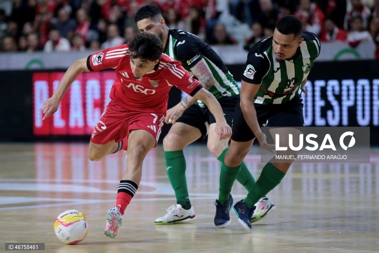 O jogador do Benfica Lúcio Rocha (E) disputa a bola com o jogador do Eléctrico Telmo Sousa (D) durante o jogo da Final da Taça da Liga de futsal, realizado no Pavilhão Multiúsos de Gondomar, 15 de março de 2026. MANUEL FERNANDO ARAÚJO/LUSA