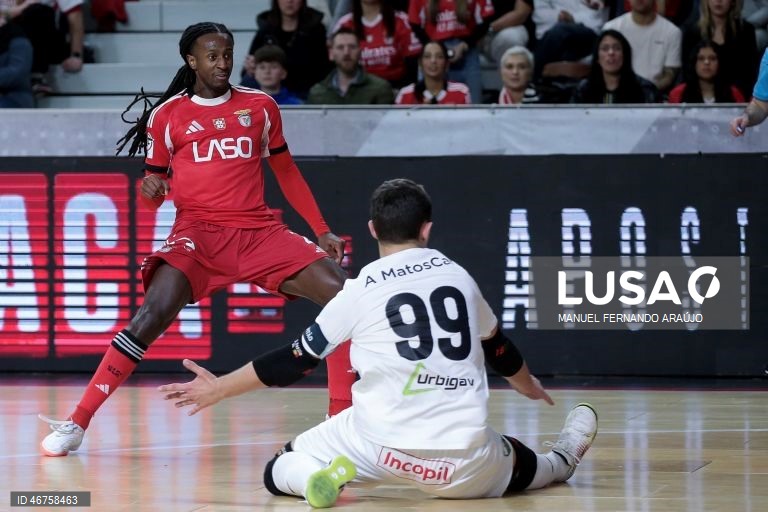 O jogador do Benfica Silvestre Ferreira (E) marca um golo contra o Eléctrico durante o jogo da Final da Taça da Liga de futsal, realizado no Pavilhão Multiúsos de Gondomar, 15 de março de 2026. MANUEL FERNANDO ARAÚJO/LUSA
