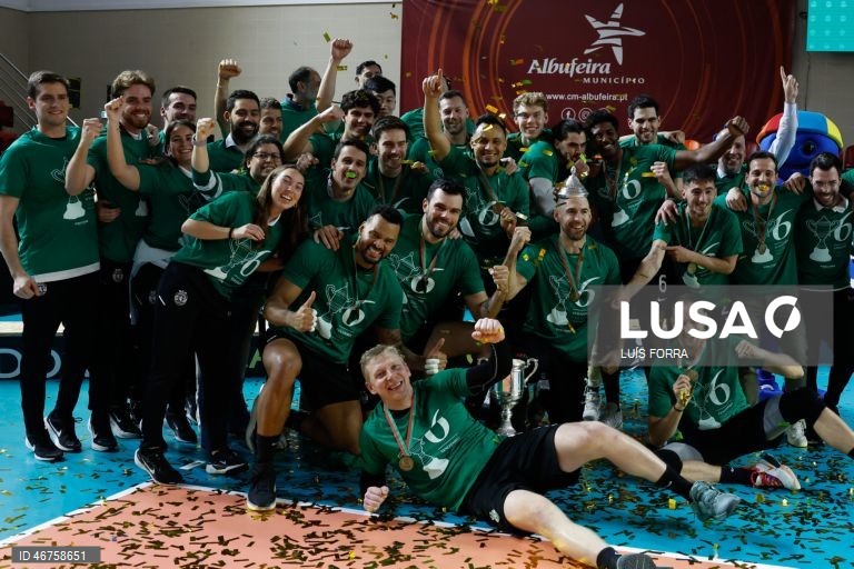Os jogadores do Sporting festejam a vitória contra o Benfica por 3-2 e a conquista pela sexta vez da Taça de Portugal de voleibol, no Pavilhão Municipal de Albufeira, 14 de março de 2026. A formação ‘verde e branca’, que já tinha batido os ‘encarnados’ nos dois encontros do campeonato e na Supertaça, impôs-se pelos parciais de 25-22, 26-28, 25-23, 21-25 e 23-21. LUÍS FORRA/LUSA