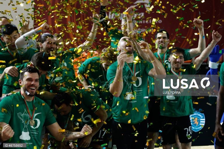 Os jogadores do Sporting festejam a vitória contra o Benfica por 3-2 e a conquista pela sexta vez da Taça de Portugal de voleibol, no Pavilhão Municipal de Albufeira, 14 de março de 2026. A formação ‘verde e branca’, que já tinha batido os ‘encarnados’ nos dois encontros do campeonato e na Supertaça, impôs-se pelos parciais de 25-22, 26-28, 25-23, 21-25 e 23-21. LUÍS FORRA/LUSA