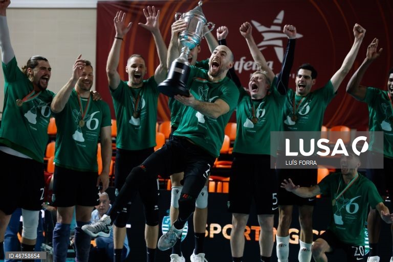 Os jogadores do Sporting festejam a vitória contra o Benfica por 3-2 e a conquista pela sexta vez da Taça de Portugal de voleibol, no Pavilhão Municipal de Albufeira, 14 de março de 2026. A formação ‘verde e branca’, que já tinha batido os ‘encarnados’ nos dois encontros do campeonato e na Supertaça, impôs-se pelos parciais de 25-22, 26-28, 25-23, 21-25 e 23-21. LUÍS FORRA/LUSA