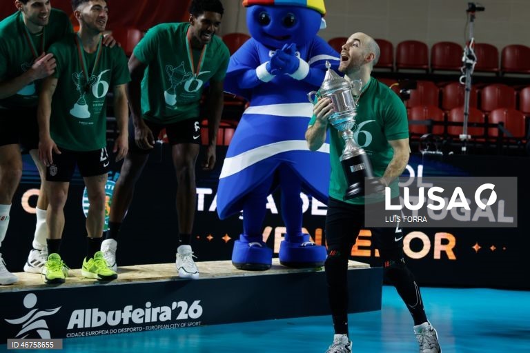 Os jogadores do Sporting festejam a vitória contra o Benfica por 3-2 e a conquista pela sexta vez da Taça de Portugal de voleibol, no Pavilhão Municipal de Albufeira, 14 de março de 2026. A formação ‘verde e branca’, que já tinha batido os ‘encarnados’ nos dois encontros do campeonato e na Supertaça, impôs-se pelos parciais de 25-22, 26-28, 25-23, 21-25 e 23-21. LUÍS FORRA/LUSA