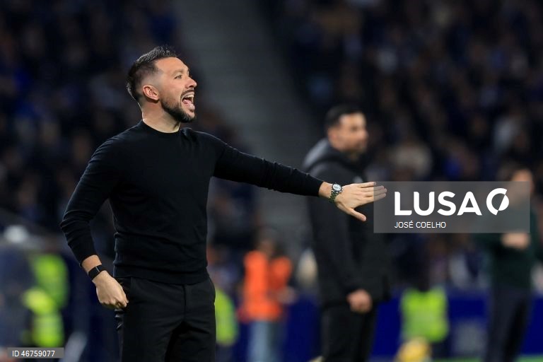 O FC Porto reforçou hoje a liderança da I Liga portuguesa de futebol, ao vencer o Moreirense por 3-0, depois do 2-2 na Luz, em encontro da 26.ª jornada, disputado no Estádio do Dragão, no Porto.