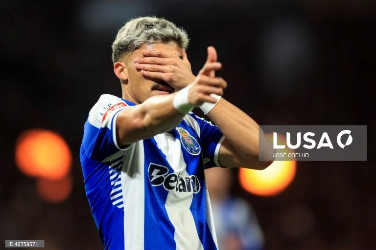 O FC Porto reforçou hoje a liderança da I Liga portuguesa de futebol, ao vencer o Moreirense por 3-0, depois do 2-2 na Luz, em encontro da 26.ª jornada, disputado no Estádio do Dragão, no Porto.