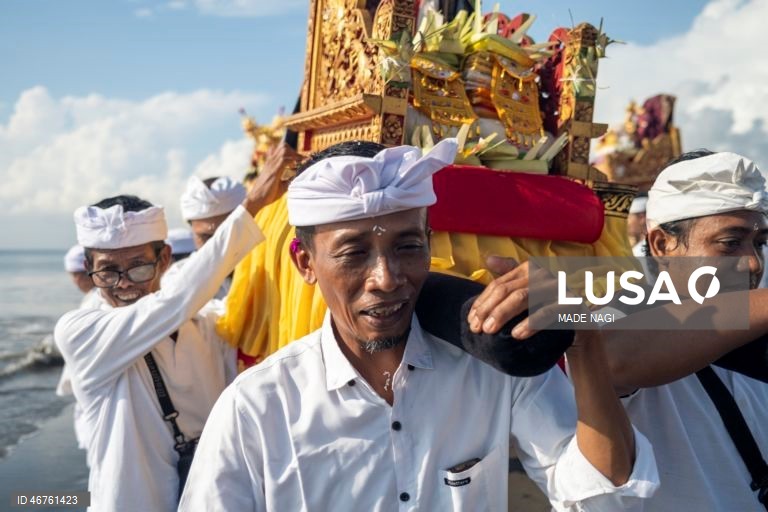 Indonésia: Cerimónia de limpeza espiritual em Bali