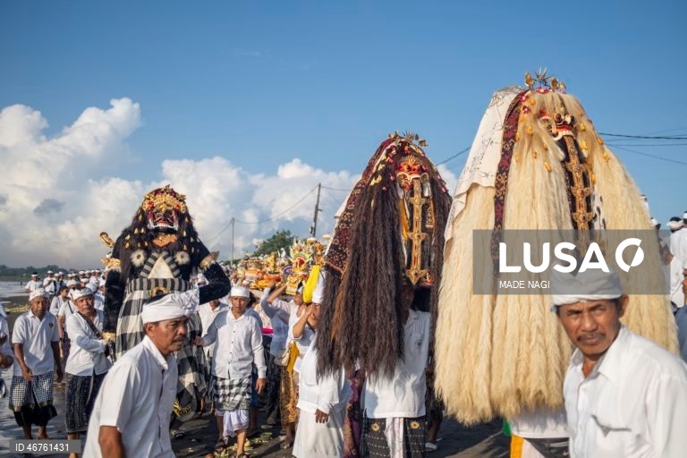 Indonésia: Cerimónia de limpeza espiritual em Bali