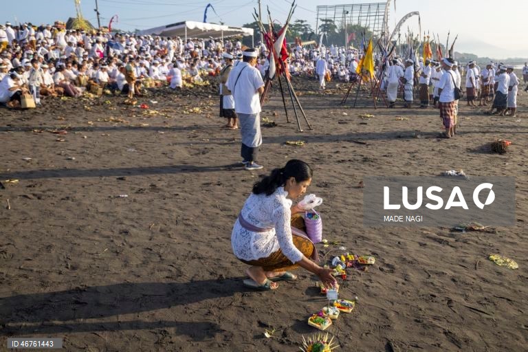 Indonésia: Cerimónia de limpeza espiritual em Bali