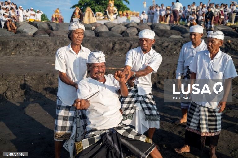 Indonésia: Cerimónia de limpeza espiritual em Bali