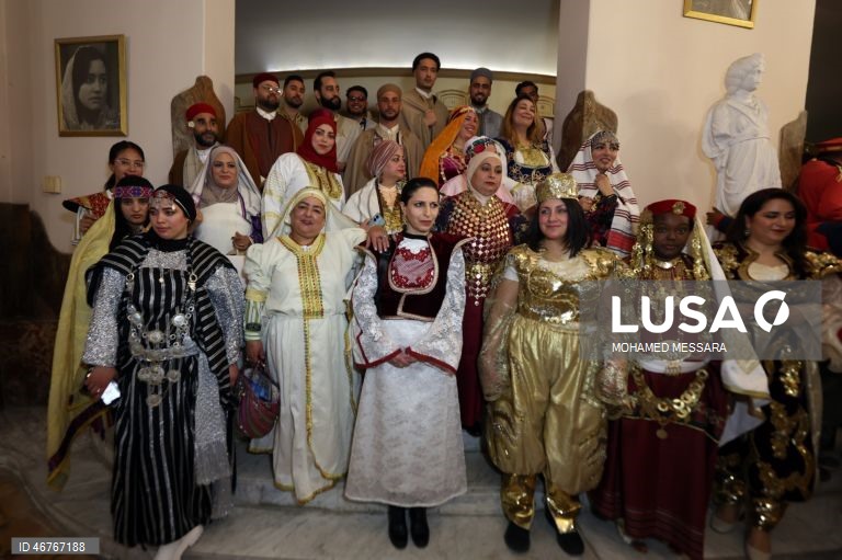 A Tunísia celebra o Dia Nacional do Traje Tradicional em Tunes
