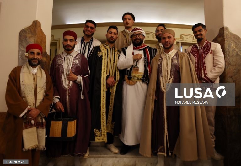 A Tunísia celebra o Dia Nacional do Traje Tradicional em Tunes