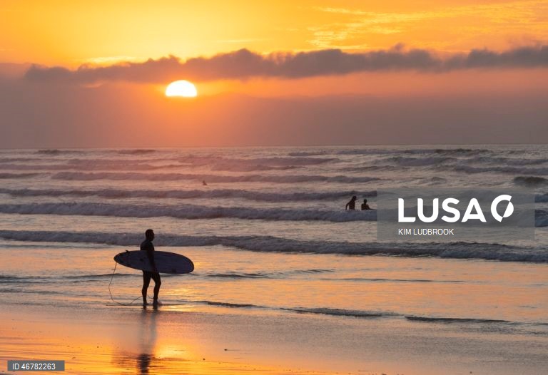 Nascer do sol na praia de Muizenberg, o berço do surf na África do Sul