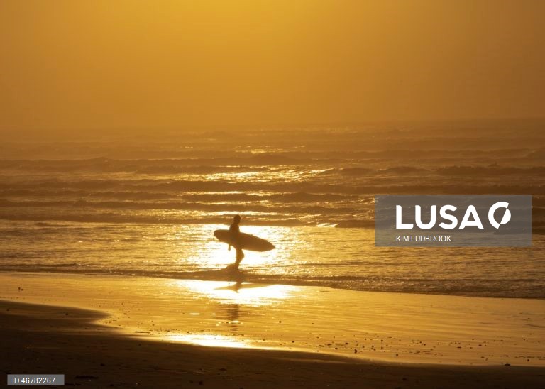 Nascer do sol na praia de Muizenberg, o berço do surf na África do Sul