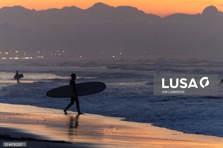 Nascer do sol na praia de Muizenberg, o berço do surf na África do Sul