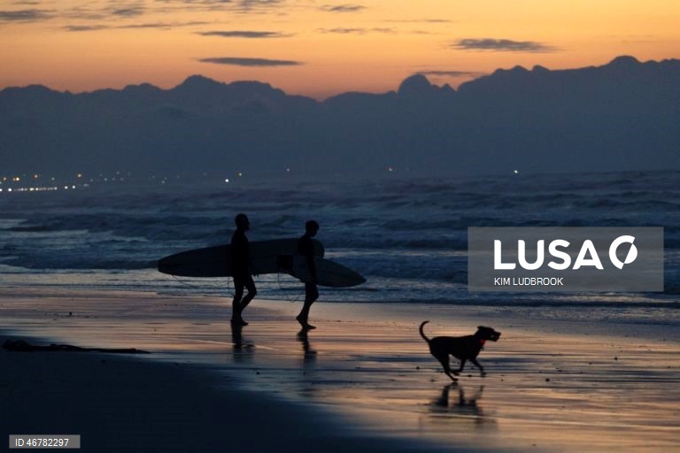 Nascer do sol na praia de Muizenberg, o berço do surf na África do Sul
