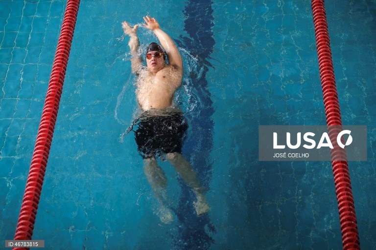 Vice-campeão do mundo de natação, Francisco Montes, de 24 anos e com trissomia 21, durante um treino nas Piscinas da Constituição no Porto, 18 de março de 2026.  Kiko, como é conhecido trabalha numa pizaria na Foz do Douro, no Porto, onde surpreende pela autonomia e pelo desafio a estereótipos sobre a deficiência (ACOMPANHA TEXTO DO DIA 20 DE MARÇO DE 2026). JOSÉ COELHO/LUSA 
