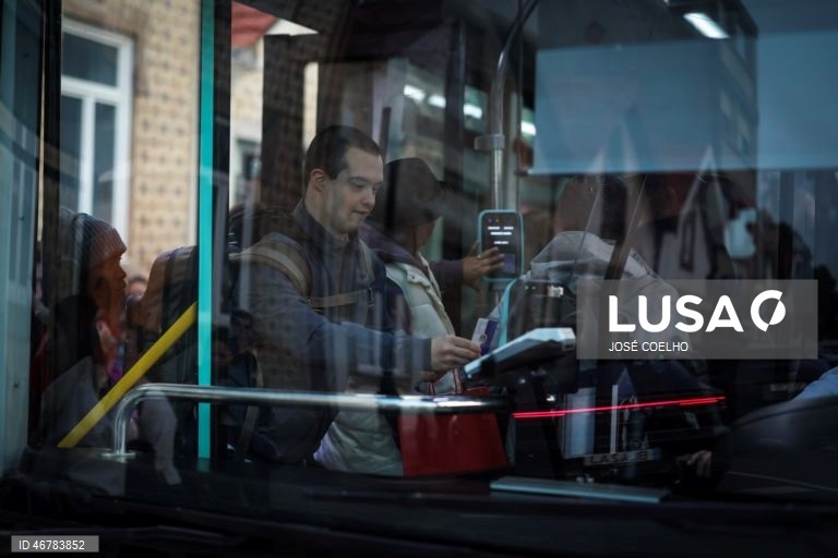 Vice-campeão do mundo de natação, Francisco Montes, de 24 anos e com trissomia 21, no autocarro a caminho de casa após sair da pizaria onde trabalha na Foz do Douro, no Porto, onde surpreende pela autonomia e pelo desafio a estereótipos sobre a deficiência, Porto, 18 de março de 2026.  (ACOMPANHA TEXTO DO DIA 20 DE MARÇO DE 2026). JOSÉ COELHO/LUSA 