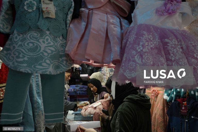 Índia: Pessoas fazem compras antes do feriado do Eid al-Fitr em Srinagar