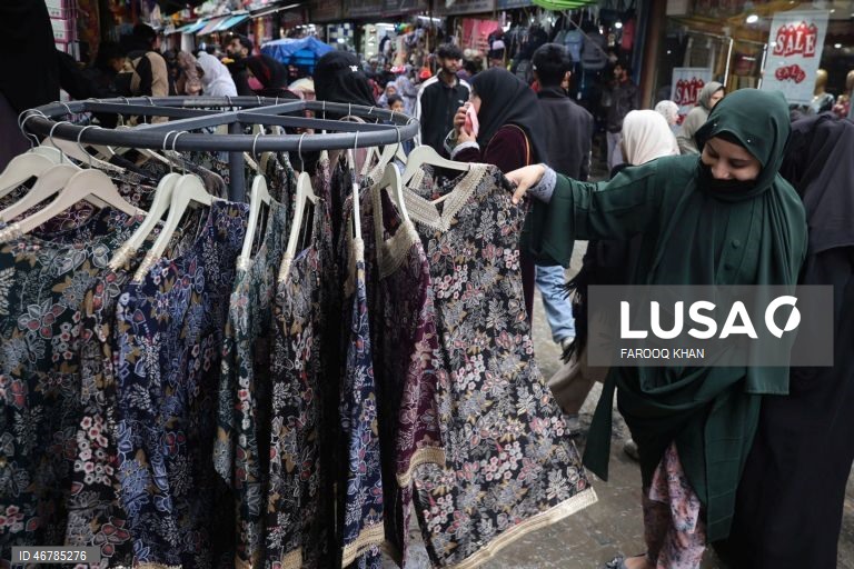 Índia: Pessoas fazem compras antes do feriado do Eid al-Fitr em Srinagar