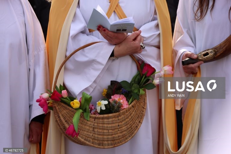 Reino Unido: Druidas celebram o equinócio da Primavera