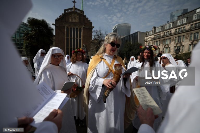 Reino Unido: Druidas celebram o equinócio da Primavera