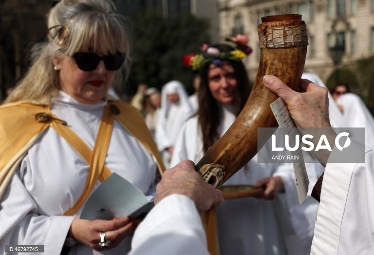 Reino Unido: Druidas celebram o equinócio da Primavera