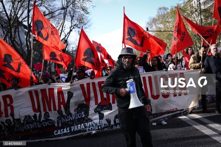 Manifestação “Casas para Viver”, organizada pelo Movimento Erradicar a Pobreza, em Lisboa, 21 de março de 2026. RODRIGO ANTUNES/LUSA