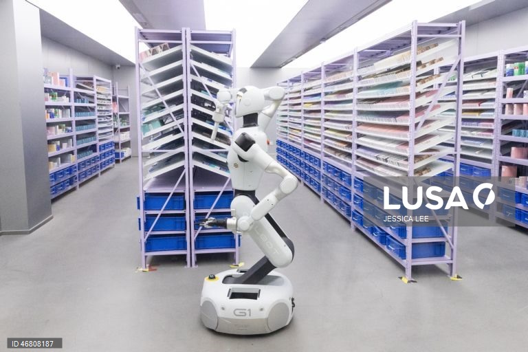 Visita guiada para a imprensa ao Instituto de Inteligência Artificial Geral de Pequim, à Farmácia Inteligente Galaxy e à Loja de Retalho com Robôs Cápsula Galaxy.