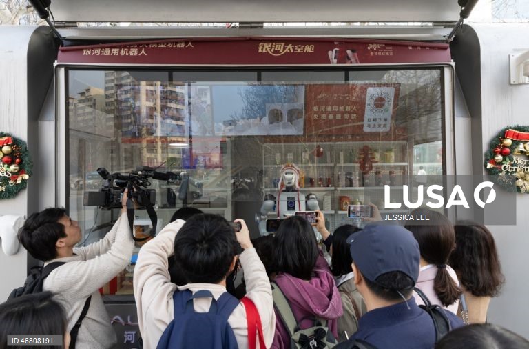 Visita guiada para a imprensa ao Instituto de Inteligência Artificial Geral de Pequim, à Farmácia Inteligente Galaxy e à Loja de Retalho com Robôs Cápsula Galaxy.