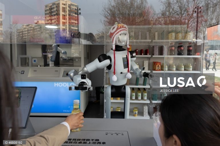 Visita guiada para a imprensa ao Instituto de Inteligência Artificial Geral de Pequim, à Farmácia Inteligente Galaxy e à Loja de Retalho com Robôs Cápsula Galaxy.