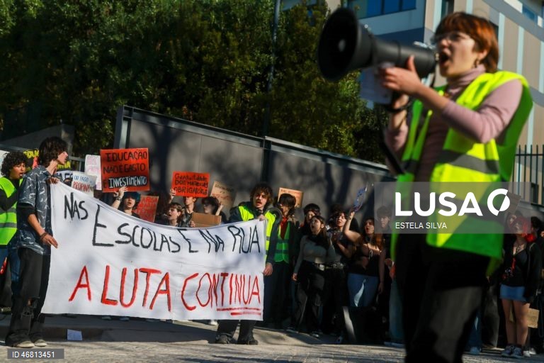 Manifestação de estudantes da Escola Artística Soares dos Reis no Porto