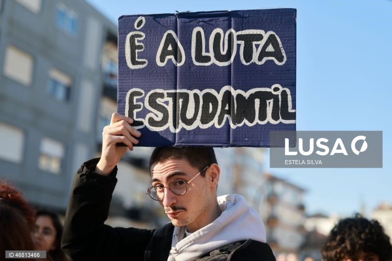 Manifestação de estudantes da Escola Artística Soares dos Reis no Porto