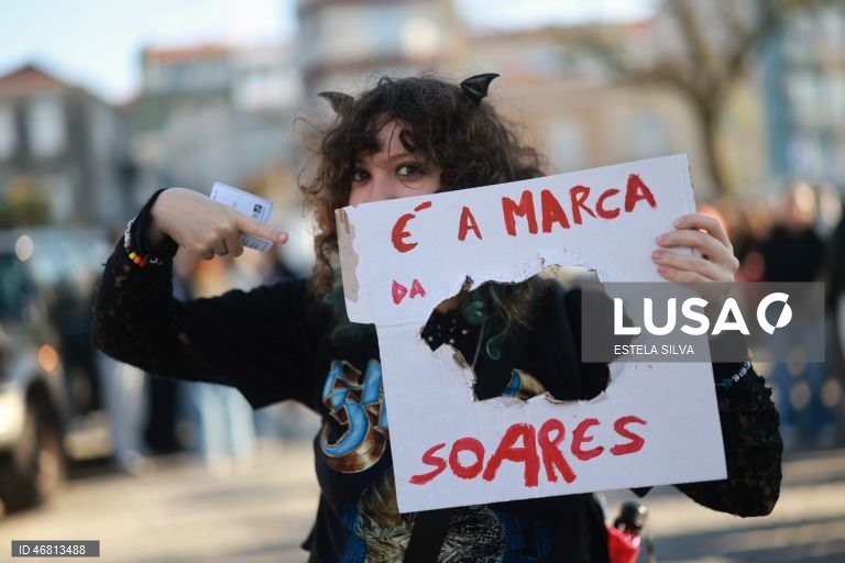 Manifestação de estudantes da Escola Artística Soares dos Reis no Porto