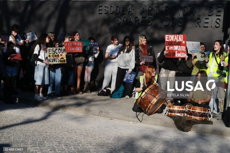 Manifestação de estudantes da Escola Artística Soares dos Reis no Porto