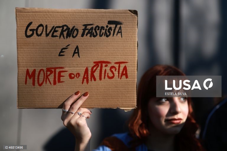 Manifestação de estudantes da Escola Artística Soares dos Reis no Porto