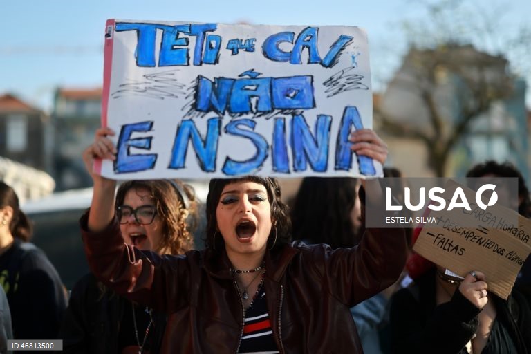 Manifestação de estudantes da Escola Artística Soares dos Reis no Porto