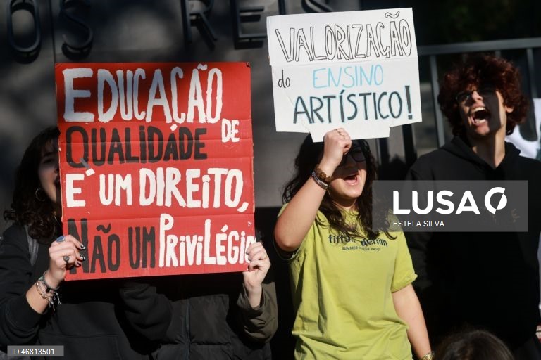 Manifestação de estudantes da Escola Artística Soares dos Reis no Porto