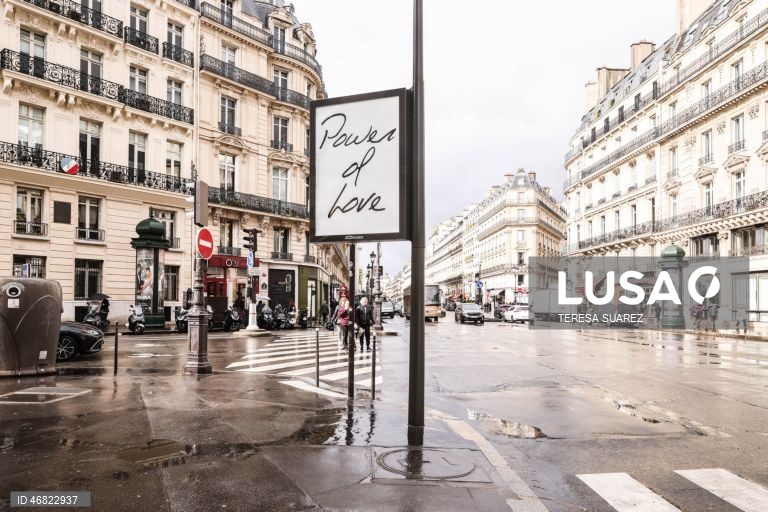 França: Posters em Paris mostram títulos de canções de Celine Dion