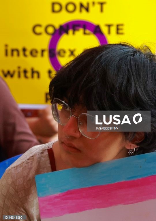Ativistas participam num protesto organizado por pessoas transgénero, intersexuais, lésbicas, gays, bissexuais, queer e assexuais (LGBQA) e seus aliados, instando o governo indiano a retirar o Projeto de Lei de Alteração sobre Pessoas Transgénero de 2026, em Bangalore, Índia. O projeto de lei de alteração sobre pessoas transgénero (proteção de direitos) de 2026, aprovado pela Câmara dos Deputados da Índia, propõe a retirada do direito das pessoas transgénero de autoidentificarem o seu género.