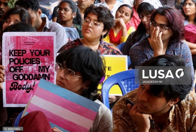 Ativistas participam num protesto organizado por pessoas transgénero, intersexuais, lésbicas, gays, bissexuais, queer e assexuais (LGBQA) e seus aliados, instando o governo indiano a retirar o Projeto de Lei de Alteração sobre Pessoas Transgénero de 2026, em Bangalore, Índia. O projeto de lei de alteração sobre pessoas transgénero (proteção de direitos) de 2026, aprovado pela Câmara dos Deputados da Índia, propõe a retirada do direito das pessoas transgénero de autoidentificarem o seu género.