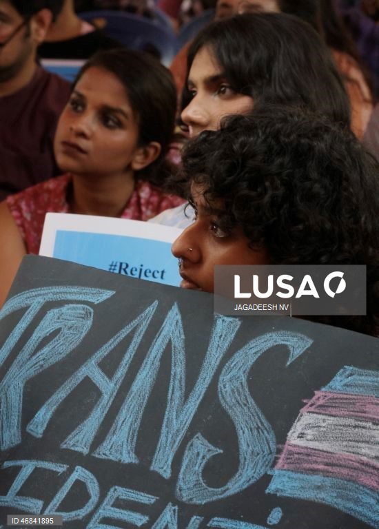 Ativistas participam num protesto organizado por pessoas transgénero, intersexuais, lésbicas, gays, bissexuais, queer e assexuais (LGBQA) e seus aliados, instando o governo indiano a retirar o Projeto de Lei de Alteração sobre Pessoas Transgénero de 2026, em Bangalore, Índia. O projeto de lei de alteração sobre pessoas transgénero (proteção de direitos) de 2026, aprovado pela Câmara dos Deputados da Índia, propõe a retirada do direito das pessoas transgénero de autoidentificarem o seu género.