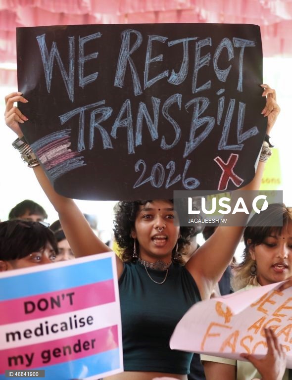 Ativistas participam num protesto organizado por pessoas transgénero, intersexuais, lésbicas, gays, bissexuais, queer e assexuais (LGBQA) e seus aliados, instando o governo indiano a retirar o Projeto de Lei de Alteração sobre Pessoas Transgénero de 2026, em Bangalore, Índia. O projeto de lei de alteração sobre pessoas transgénero (proteção de direitos) de 2026, aprovado pela Câmara dos Deputados da Índia, propõe a retirada do direito das pessoas transgénero de autoidentificarem o seu género.