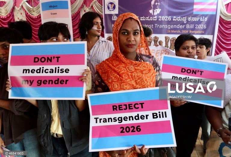Ativistas participam num protesto organizado por pessoas transgénero, intersexuais, lésbicas, gays, bissexuais, queer e assexuais (LGBQA) e seus aliados, instando o governo indiano a retirar o Projeto de Lei de Alteração sobre Pessoas Transgénero de 2026, em Bangalore, Índia. O projeto de lei de alteração sobre pessoas transgénero (proteção de direitos) de 2026, aprovado pela Câmara dos Deputados da Índia, propõe a retirada do direito das pessoas transgénero de autoidentificarem o seu género.
