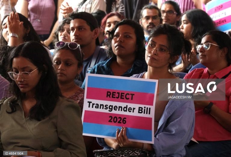 Ativistas participam num protesto organizado por pessoas transgénero, intersexuais, lésbicas, gays, bissexuais, queer e assexuais (LGBQA) e seus aliados, instando o governo indiano a retirar o Projeto de Lei de Alteração sobre Pessoas Transgénero de 2026, em Bangalore, Índia. O projeto de lei de alteração sobre pessoas transgénero (proteção de direitos) de 2026, aprovado pela Câmara dos Deputados da Índia, propõe a retirada do direito das pessoas transgénero de autoidentificarem o seu género.