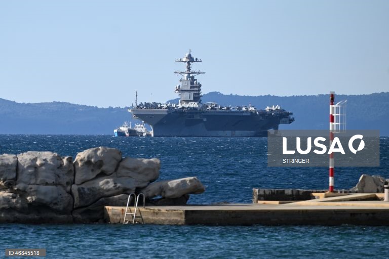 Porta-aviões da Marinha dos EUA USS Gerald R. Ford (CVN-78), atracado em Split, na Croácia. O navio chegou para reparações na sequência de um incêndio não relacionado com combate, ocorrido durante operações no Mar Vermelho.