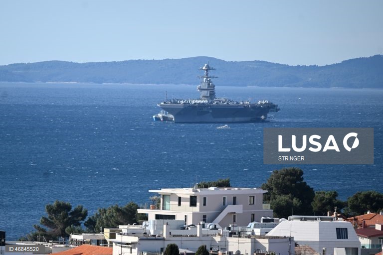 Porta-aviões da Marinha dos EUA USS Gerald R. Ford (CVN-78), atracado em Split, na Croácia. O navio chegou para reparações na sequência de um incêndio não relacionado com combate, ocorrido durante operações no Mar Vermelho.