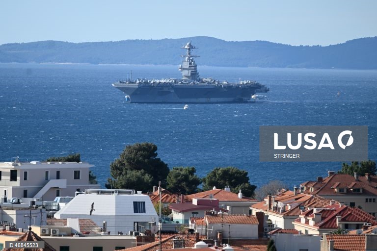 Porta-aviões da Marinha dos EUA USS Gerald R. Ford (CVN-78), atracado em Split, na Croácia. O navio chegou para reparações na sequência de um incêndio não relacionado com combate, ocorrido durante operações no Mar Vermelho.