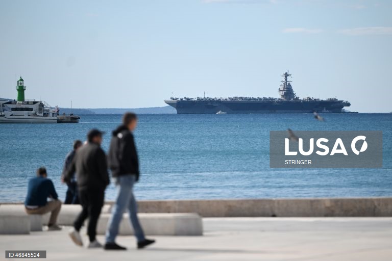 Porta-aviões da Marinha dos EUA USS Gerald R. Ford (CVN-78), atracado em Split, na Croácia. O navio chegou para reparações na sequência de um incêndio não relacionado com combate, ocorrido durante operações no Mar Vermelho.
