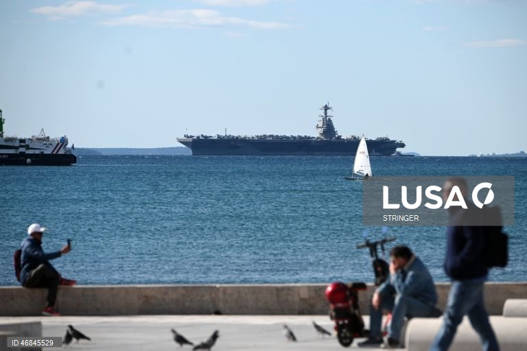 Porta-aviões da Marinha dos EUA USS Gerald R. Ford (CVN-78), atracado em Split, na Croácia. O navio chegou para reparações na sequência de um incêndio não relacionado com combate, ocorrido durante operações no Mar Vermelho.